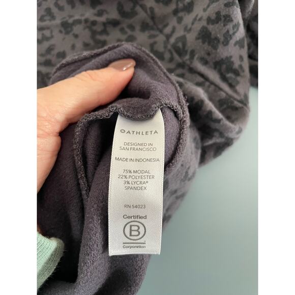 Athleta women’s purple cheetah print sweatshirt size M - Picture 3 of 5